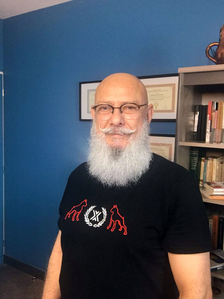 Juan Carlos Garcia Berrio, sexothérapeute professionnel dans son cabinet de consultation.